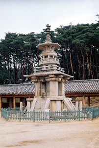 Tabo-tap (Pagode van Prabhutaratna), onderdeel van het Pulkuk-sa tempelcomplex, voor het eerst gebouwd in 528, uitgebreid in 751 en herbouwd na een brand in 1612-59 door Korean School