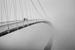 Mensen op een mistige brug