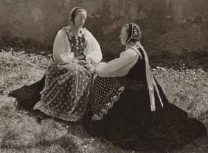 Roemenië: Lechinta, Saksische meisjes in zondagse kleding door Kurt Hielscher