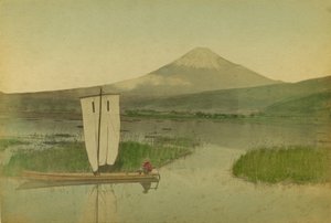 Japan: Mount Fuji-Yama (Fuji Yama) met een zeilboot op de voorgrond op het meer Hokome