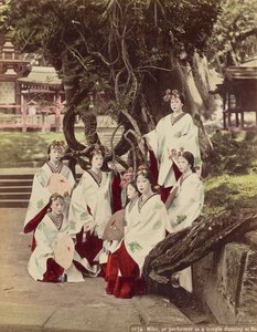 Miko, of Dansen in een tempel in Nara, ca. 1890 door Kusakabe Kimbei