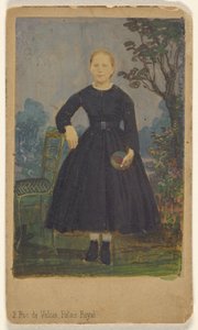 [Ongeïdentificeerde jonge vrouw staat, houdt een bal vast].
