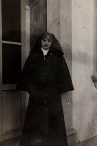 Album van de Eerste Wereldoorlog in Friuli-Venezia Giulia: portret van het Rode Kruis verpleegster Elena Bianconcini in Villa Brazzà door L. Verdiani