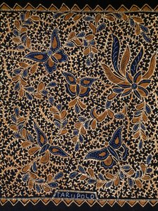 Batik met traditionele vlinder- en bloemversiering, Java, Indonesië (detail)