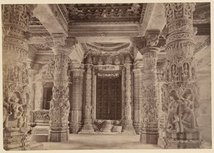 Deuropening en bovenste pilaren, Delwara Tempel, Mount Abu
