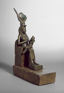 Votiefbeeldje van Isis die het kind Horus voedt, gevonden in Saqqara met originele houten troon en basis
