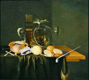 Stilleven van een Roemer omringd door wijnranken en fruit