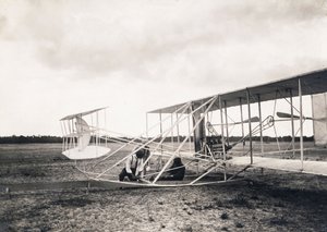 Leon Bollee werkt aan het vliegtuig van de gebroeders Wright door Leon Bollee