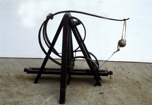 Een katapult. Model naar de tekening van Leonardo da Vinci. Museum voor Wetenschap en Technologie, Milaan. door Leonardo da (after) Vinci