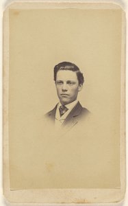 [Ongeïdentificeerde jongeman, gedrukt in vignetstijl]. door Levi Mumper