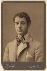 Walter Thomas [jonge man met vlinderdas en anjer in revers van jas] door Lewis