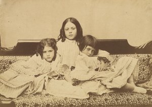 Edith, Ina en Alice Liddell op een bank, zomer 1858