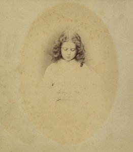 Edith Liddell zittend naast een vaas met vingerhoedskruid, 1860