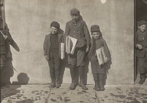 John Pento, 14 jaar oud, Daniel en Angelo Pento, 7 jaar oud, krantenverkopers, Hartford, Connecticut door Lewis Hine