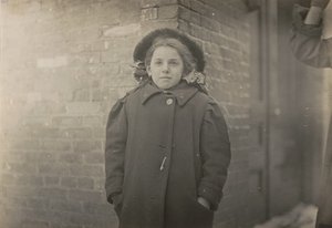 Mery Horn, een gebochelde toestand verergerd door de zware lading papieren die ze droeg. Hartford, Connecticut, maart 1909