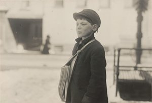Tony Casale, "Bologna," 11 jaar oud, verkoopt al 4 jaar kranten, Hartford, Connecticut, Maart 1909 door Lewis Hine