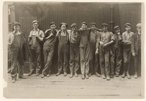Een groep jonge wetenschappers aan het werk in een conservenfabriek in Indianapolis, Indiana