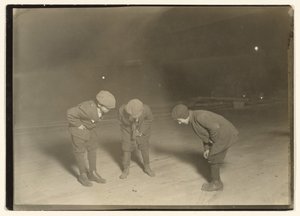 Een middernachtelijk schandalig spel. door Lewis W. Hine