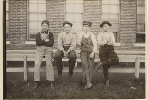 [Groep jongens die werken in de Brown Shoe Factory, Moberly, Missouri].