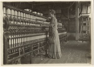 In een ouderwetse textielfabriek (spinner).