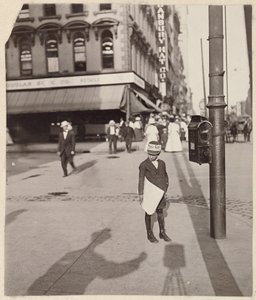 [Zelfportret met krantenjongen]. door Lewis W. Hine