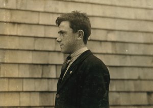 De 15-jarige James Cooney, een Ierse immigrant in Fall River, Massachusetts door Lewis Wickes Hine