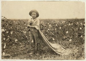 6-jarige Warren Frakes met ongeveer 20 pond katoen in zijn zak in Comanche County, Oklahoma, 1916 door Lewis Wickes Hine