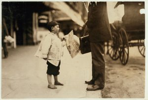 6-jarige krantenjongen Hyman verkoopt kranten tot 18.00 uur in Lawrence, Massachusetts, 1911 door Lewis Wickes Hine