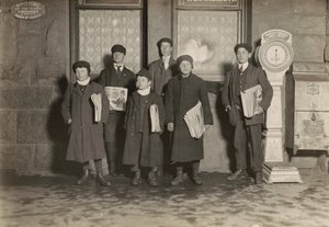 20:30 Groep krantenjongens aan het verkopen bij het depot, Hartford, Connecticut. Kleinste jongen 11 jaar oud,maart 1909 (foto) door Lewis Wickes Hine