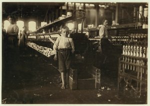 8-jarige Leo, slechts 4 voet lang, raapt spoelen op voor 15 cent per dag bij Elk Cotton Mills, Fayetteville, Tennessee, 1910 door Lewis Wickes Hine