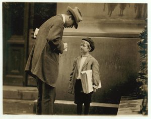 8-jarige krantenjongen Michael McNelis, die net hersteld was van zijn tweede longontsteking, verkoopt kranten in een regenstorm, Philadelphia, Pennsylvania, 1910