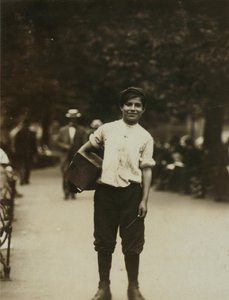 Een jonge schoenpoetser aan het werk op Union Square, New York City door Lewis Wickes Hine