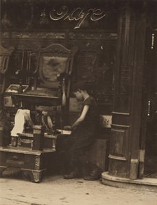 Een jonge schoenpoetser aan het werk in Canal Street in New York City door Lewis Wickes Hine