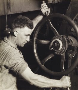 Een industrieel ontwerp: Pennsylvania Rubber Co. aan het stuurwiel van een grote kalender - het maken van autobanden