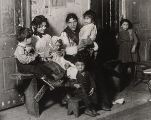 Een Italiaans huis nabij Hull House, Chicago, 1910 door Lewis Wickes Hine