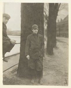 Bleek kamer jongen, Leon Halcourt, 16 jaar oud, Lawrence, Massachusetts door Lewis Wickes Hine