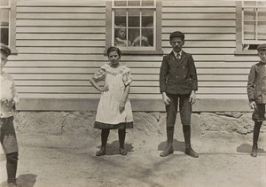 Edward St. Germain en zijn zus Delia, fabrieksarbeiders, Phoenix, Rhode Island door Lewis Wickes Hine