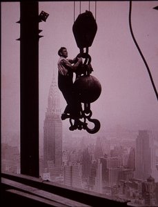 Empire State Building in aanbouw, toont een lid van de kraanploeg door Lewis Wickes Hine