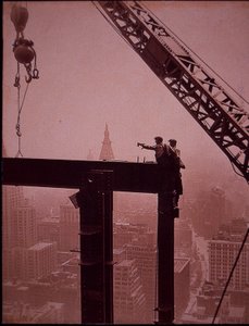 Empire State Building in aanbouw, plaatsing van een stalen balk door Lewis Wickes Hine