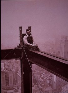 Empire State Building in aanbouw, toont een werkman die pauzeert