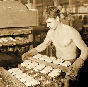 Fabrieksarbeider bij de Paragon Rubber Company, Massachusetts, 1936 door Lewis Wickes Hine