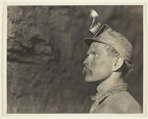 "Follow The Gleam", mijnwerker uit Wales in Pa. Kolenmijn op een mijl van daglicht door Lewis Wickes Hine