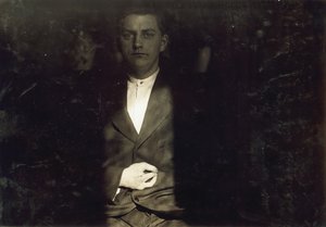 Frank Wiegel uit Brooklyn, gewond na 18 uur per dag werken op 15-jarige leeftijd, twee vingers werden van zijn rechterhand geamputeerd, New York city door Lewis Wickes Hine