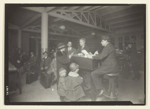 Duitse familie, tolk en schrijver op Ellis Island