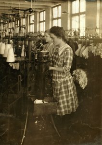 Meisjes maken kousen in de Ipswich Mills in Boston, Massachusetts door Lewis Wickes Hine