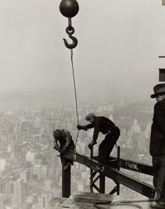 Hoog op het Empire State Building, N.Y. door Lewis Wickes Hine