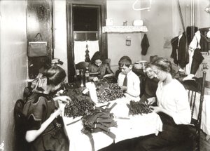 Thuiswerk (kousenbanden maken) door Lewis Wickes Hine