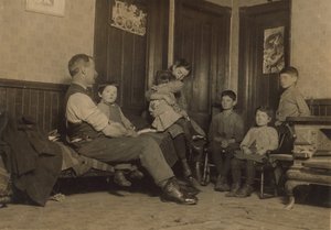 Huis van Alfred Benoit in New Bedford, Massachusetts, een kinderveger bij Bennett Mill en een van 11 kinderen, 1912 door Lewis Wickes Hine