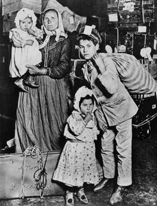 Immigranten arriveren op Ellis Island in het begin van de 20e eeuw (zwart-wit foto)