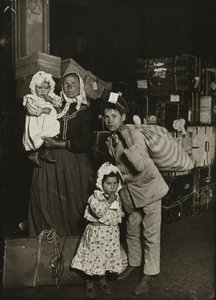Italiaanse familie zoekt verloren bagage, Ellis Island door Lewis Wickes Hine